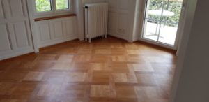 Tafelparkett nach Reparatur fertig verlegt und geölt mit Staubleisten